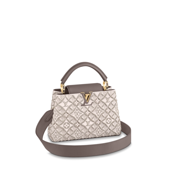 Buy the Bolsa Capucines BB bag for women.